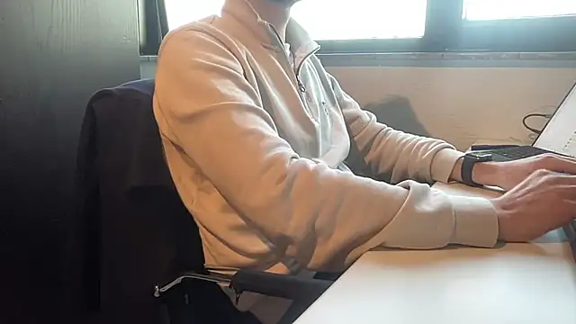 Snapshot of bullyboyy chatting on 12/15/25, 09:46 bullyboyy online show from 12/15/25, 09:46