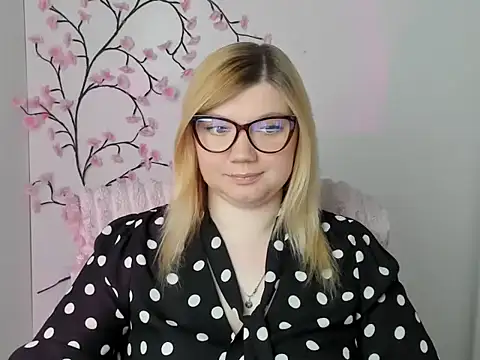 Snapshot of Lola_moree chatting on 05/17/26, 11:39 Lola moree online show from 05/17/26, 11:39