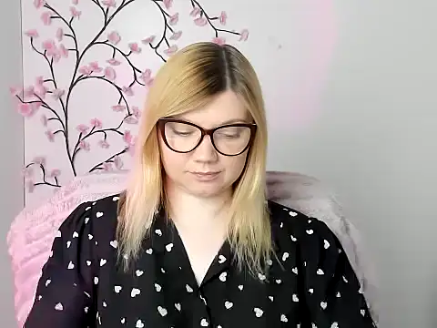 Snapshot of Lola_moree chatting on 05/20/26, 11:49 Lola moree online show from 05/20/26, 11:49