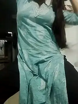 Snapshot of saaniya chatting on 03/11/25, 06:52 saaniya online show from 03/11/25, 06:52