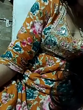 Snapshot of saaniya chatting on 10/18/25, 08:09 saaniya online show from 10/18/25, 08:09