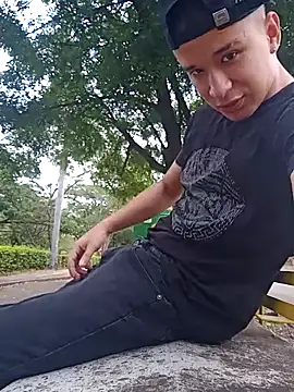 Snapshot of arevalo1124 chatting on 09/19/25, 09:37 arevalo1124 online show from 09/19/25, 09:37