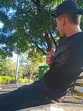 Snapshot of arevalo1124 chatting on 09/28/25, 09:42 arevalo1124 online show from 09/28/25, 09:42