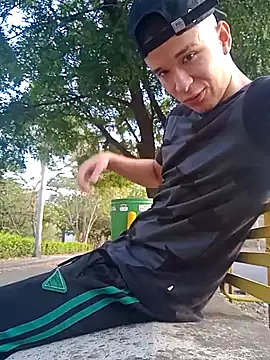 Snapshot of arevalo1124 chatting on 10/02/25, 09:44 arevalo1124 online show from 10/02/25, 09:44