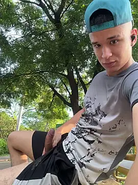 Snapshot of arevalo1124 chatting on 10/22/25, 09:47 arevalo1124 online show from 10/22/25, 09:47