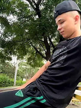 Snapshot of arevalo1124 chatting on 11/11/25, 09:37 arevalo1124 online show from 11/11/25, 09:37