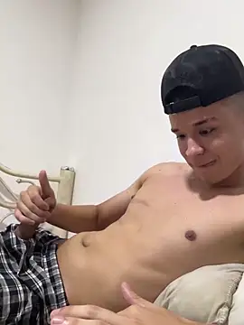 Snapshot of arevalo1124 chatting on 11/14/25, 12:15 arevalo1124 online show from 11/14/25, 12:15