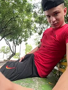 Snapshot of arevalo1124 chatting on 11/16/25, 04:23 arevalo1124 online show from 11/16/25, 04:23