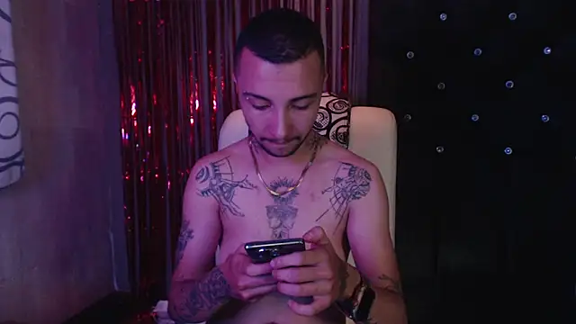 Snapshot of FemToMale chatting on 02/14/25, 04:37 FemToMale online show from 02/14/25, 04:37