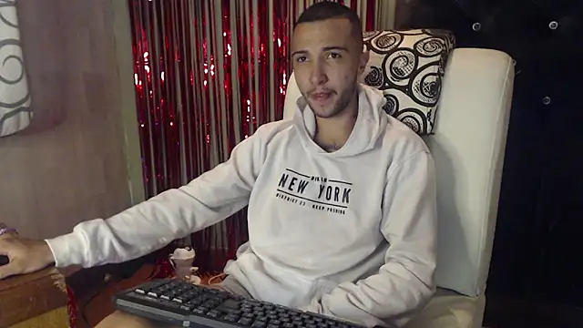 Snapshot of FemToMale chatting on 02/14/25, 07:38 FemToMale online show from 02/14/25, 07:38