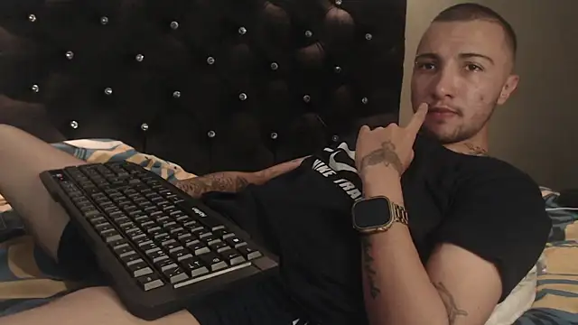 Snapshot of FemToMale chatting on 03/01/25, 11:47 FemToMale online show from 03/01/25, 11:47