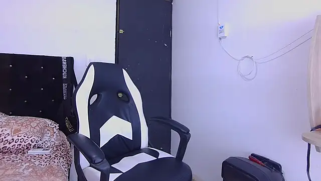 Snapshot of hot_man05 chatting on 10/30/25, 09:15 hot man05 online show from 10/30/25, 09:15