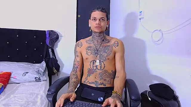 Snapshot of hot_man05 chatting on 10/31/25, 11:17 hot man05 online show from 10/31/25, 11:17