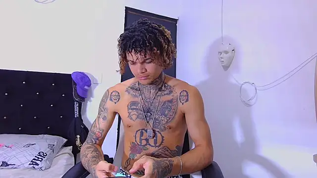 Snapshot of hot_man05 chatting on 11/12/25, 08:30 hot man05 online show from 11/12/25, 08:30