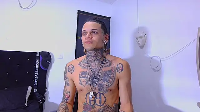 Snapshot of hot_man05 chatting on 12/04/25, 09:01 hot man05 online show from 12/04/25, 09:01