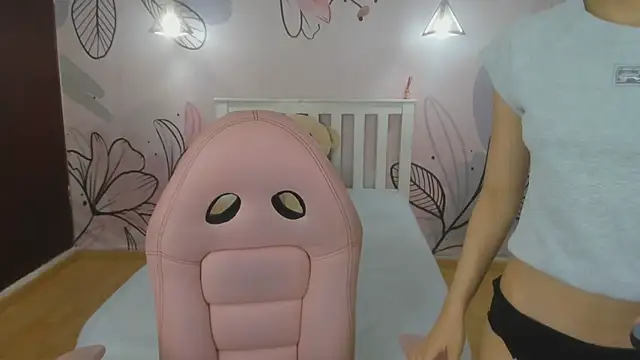 Snapshot of mia_vanucci1 chatting on 03/18/25, 03:21 mia vanucci1 online show from 03/18/25, 03:21