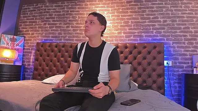 Snapshot of Thomas_May4rs chatting on 02/14/25, 04:04 Thomas May4rs online show from 02/14/25, 04:04