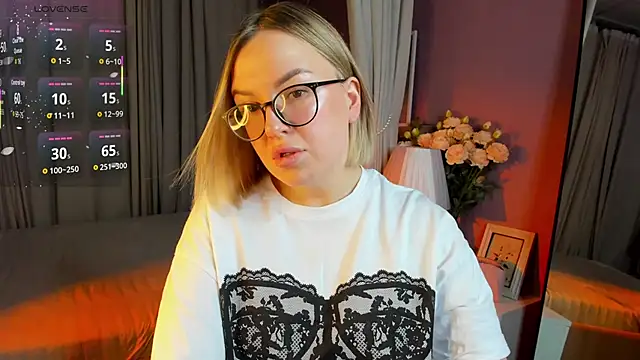 Snapshot of Nikki_Kai chatting on 11/22/25, 01:04 Nikki Kai online show from 11/22/25, 01:04