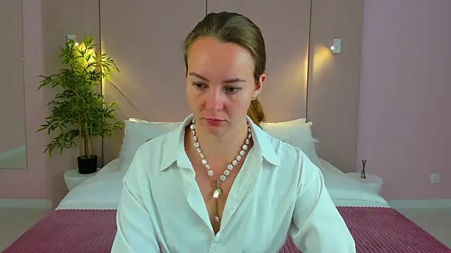 Snapshot of JaniceCollins chatting on 10/09/25, 02:20 JaniceCollins online show from 10/09/25, 02:20