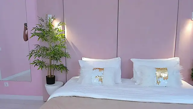 Snapshot of JaniceCollins chatting on 12/05/25, 02:20 JaniceCollins online show from 12/05/25, 02:20