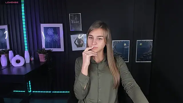 CharmBianca online show from 02/08/25, 04:25