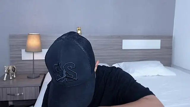 Liiamthompson online show from 10/01/25, 07:03