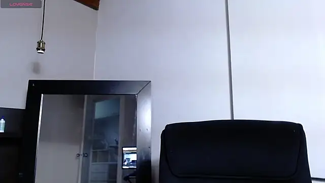 Liiamthompson online show from 04/22/26, 09:49