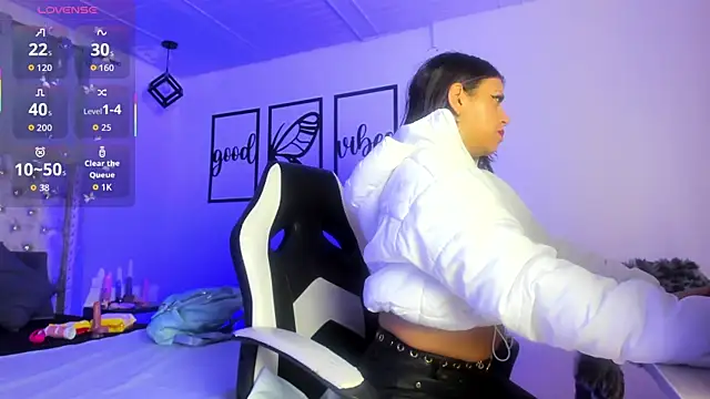 Snapshot of nicolee_millerr chatting on 11/13/25, 11:53 nicolee millerr online show from 11/13/25, 11:53