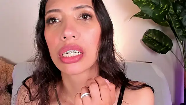 Snapshot of Miss_veronicaa2 chatting on 05/22/26, 01:17 Miss veronicaa2 online show from 05/22/26, 01:17