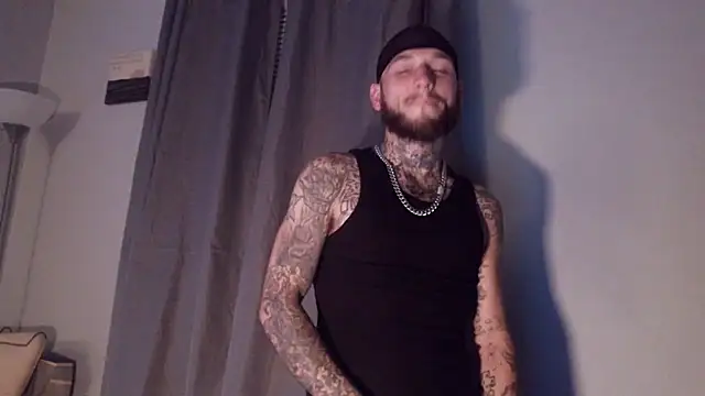 Snapshot of cruz815 chatting on 10/26/25, 04:07 cruz815 online show from 10/26/25, 04:07