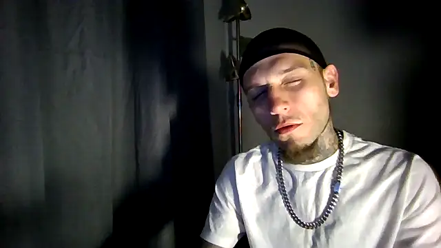 Snapshot of cruz815 chatting on 11/01/25, 02:35 cruz815 online show from 11/01/25, 02:35