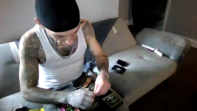 Snapshot of cruz815 chatting on 11/14/25, 08:29 cruz815 online show from 11/14/25, 08:29