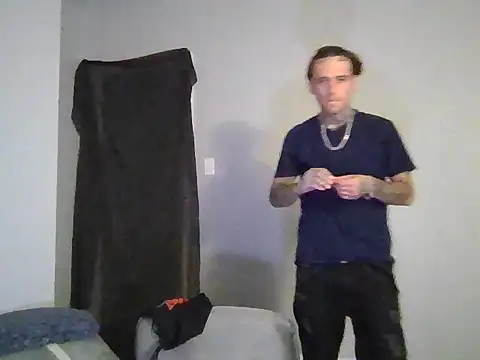 Snapshot of cruz815 chatting on 11/18/25, 10:25 cruz815 online show from 11/18/25, 10:25