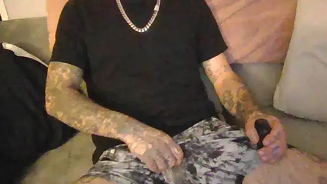 Snapshot of cruz815 chatting on 11/22/25, 01:48 cruz815 online show from 11/22/25, 01:48