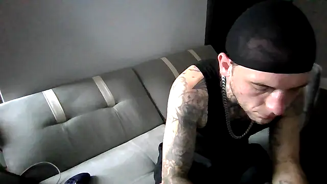 Snapshot of cruz815 chatting on 11/25/25, 06:41 cruz815 online show from 11/25/25, 06:41