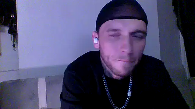 Snapshot of cruz815 chatting on 11/30/25, 12:58 cruz815 online show from 11/30/25, 12:58