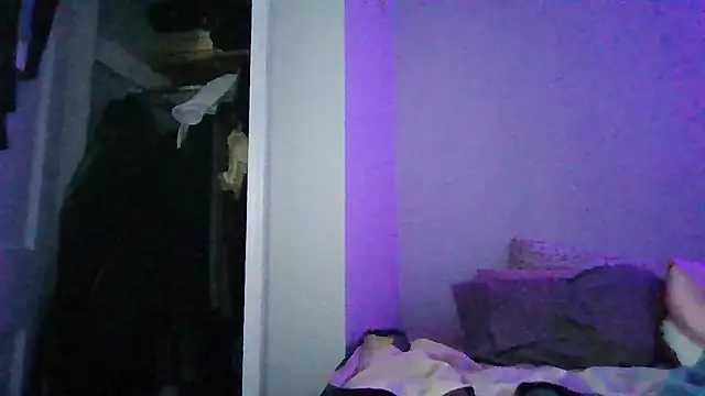 Snapshot of cruz815 chatting on 11/30/25, 03:27 cruz815 online show from 11/30/25, 03:27