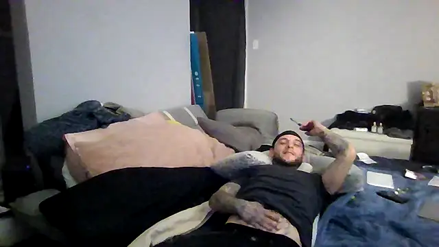 Snapshot of cruz815 chatting on 12/14/25, 03:34 cruz815 online show from 12/14/25, 03:34