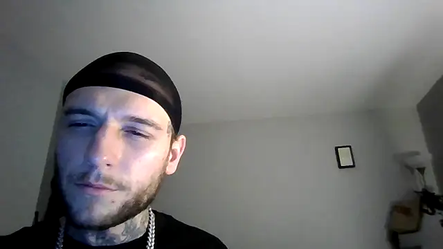 Snapshot of cruz815 chatting on 12/18/25, 12:17 cruz815 online show from 12/18/25, 12:17