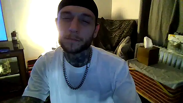 Snapshot of cruz815 chatting on 12/20/25, 01:12 cruz815 online show from 12/20/25, 01:12