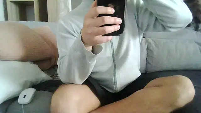 Snapshot of Zer_oki chatting on 03/18/26, 10:18 Zer oki online show from 03/18/26, 10:18