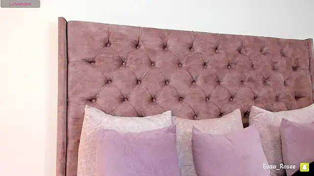 Snapshot of eva_roseee chatting on 11/07/25, 09:15 eva roseee online show from 11/07/25, 09:15