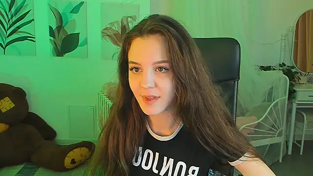 Snapshot of MilaStoyne chatting on 02/21/25, 09:13 MilaStoyne online show from 02/21/25, 09:13