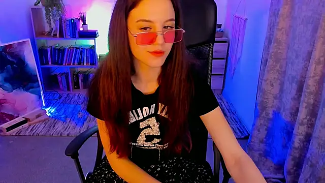 Snapshot of MilaStoyne chatting on 03/11/25, 08:30 MilaStoyne online show from 03/11/25, 08:30