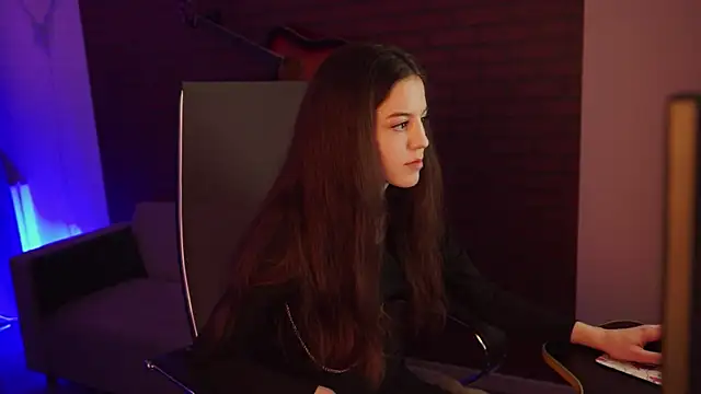 Snapshot of MilaStoyne chatting on 03/12/25, 06:07 MilaStoyne online show from 03/12/25, 06:07