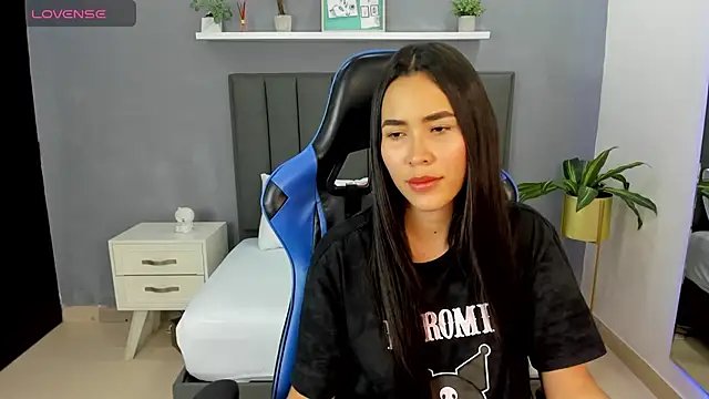 alessia leroy online show from 02/18/25, 07:41