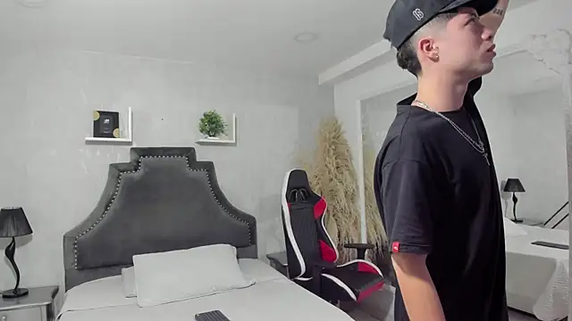 marcuscollins1  online show from 04/22/26, 01:23