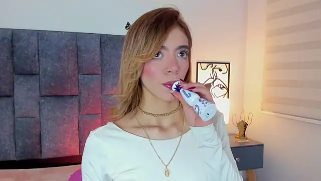 Snapshot of Violetta_Ficher chatting on 06/03/26, 02:58 Violetta Ficher online show from 06/03/26, 02:58