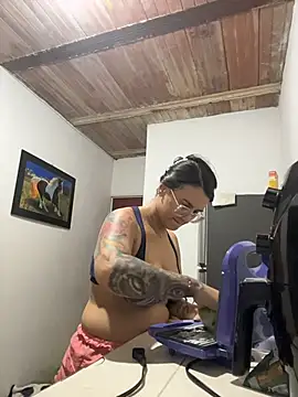 Emma Giraldo online show from 10/30/25, 12:23