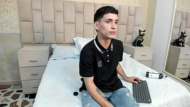 Snapshot of JhoanLeandro chatting on 10/13/25, 10:10 JhoanLeandro online show from 10/13/25, 10:10